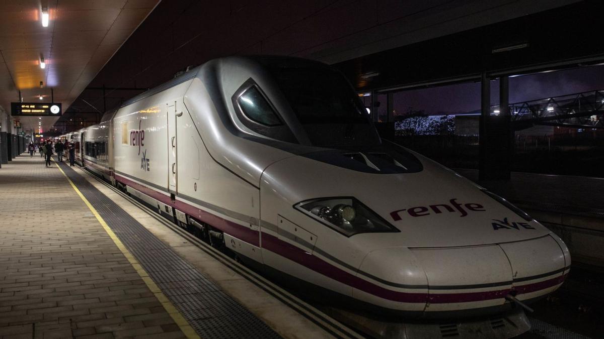 El primer AVE comercial entre Zamora y Madrid, parado en la estación de la capital. | Emilio Fraile