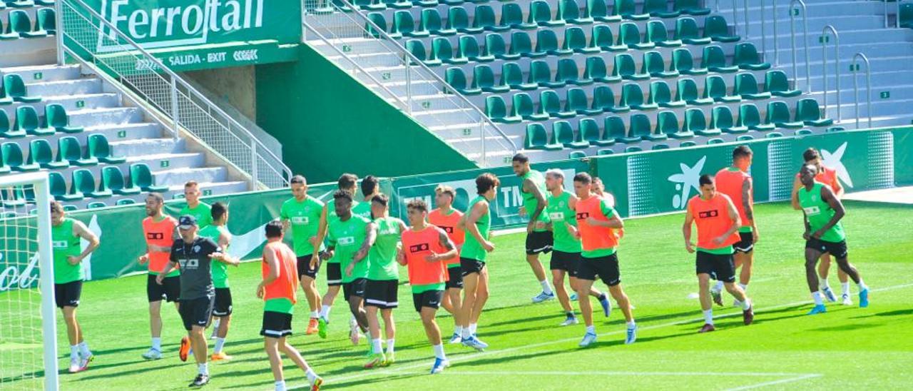 Un momento del entrenamiento de este viernes en el estadio del Elche CF