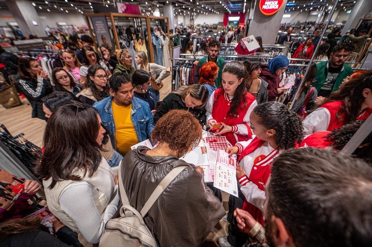 Furor y ofertas en el estreno de la primera tienda en Barcelona del outlet de grandes marcas TK-Maxx