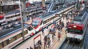 Andenes de Cercanías en Atocha: un hervidero de actividad.