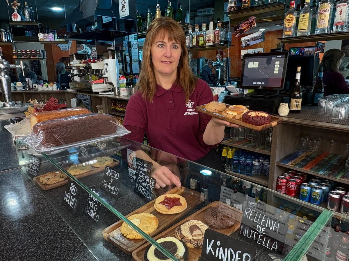 Inma Martínez en su cafetería con las galletas elaboradas por su hijo.