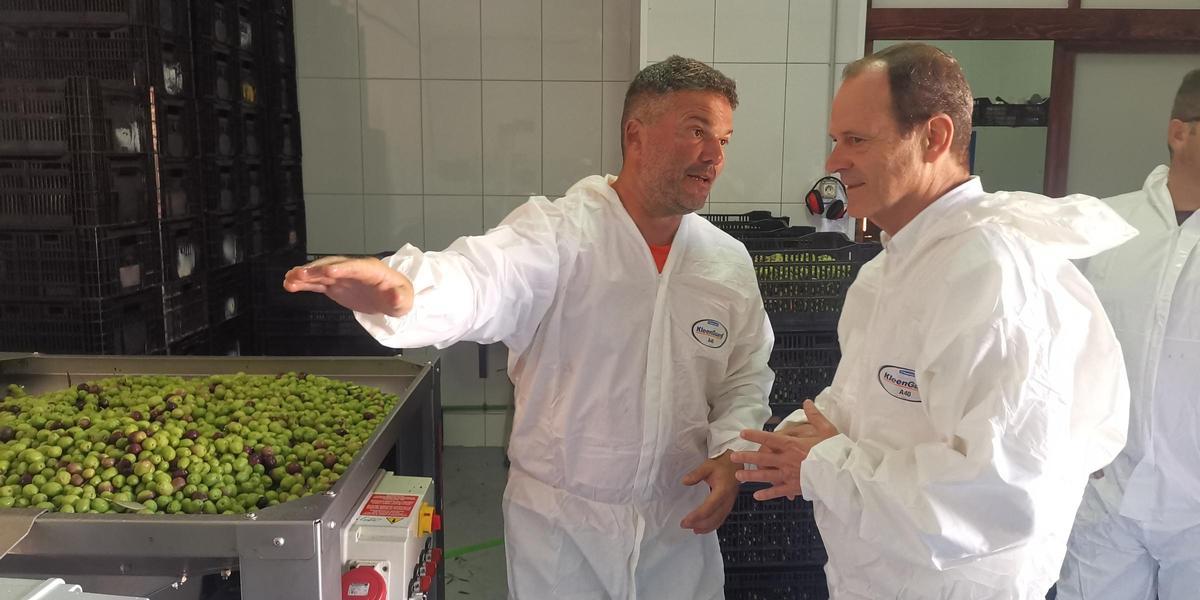 El alcalde de Agüimes, Óscar Hernández, a la derecha, visita la almazara municipal.