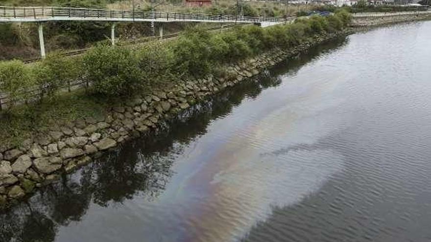 El vertido de la ría detectado ayer por la mañana .