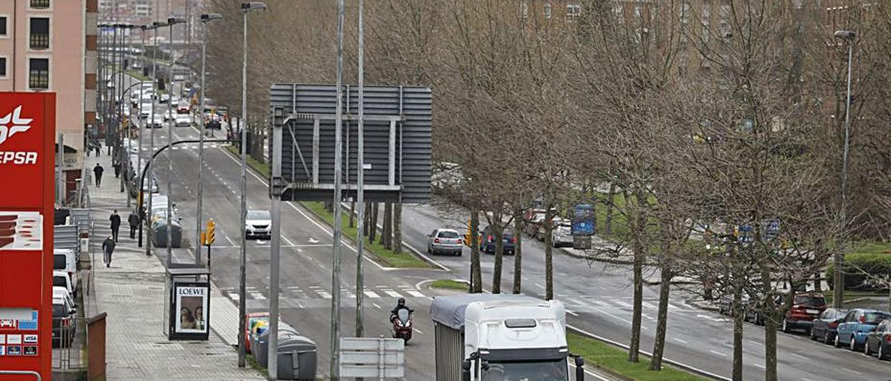 Un camión a su paso por la avenida Príncipe de Asturias. | Marcos León