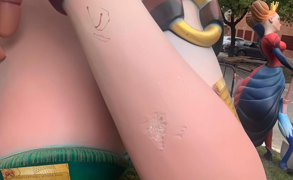 Desperfectos en una de las figuras de la falla.