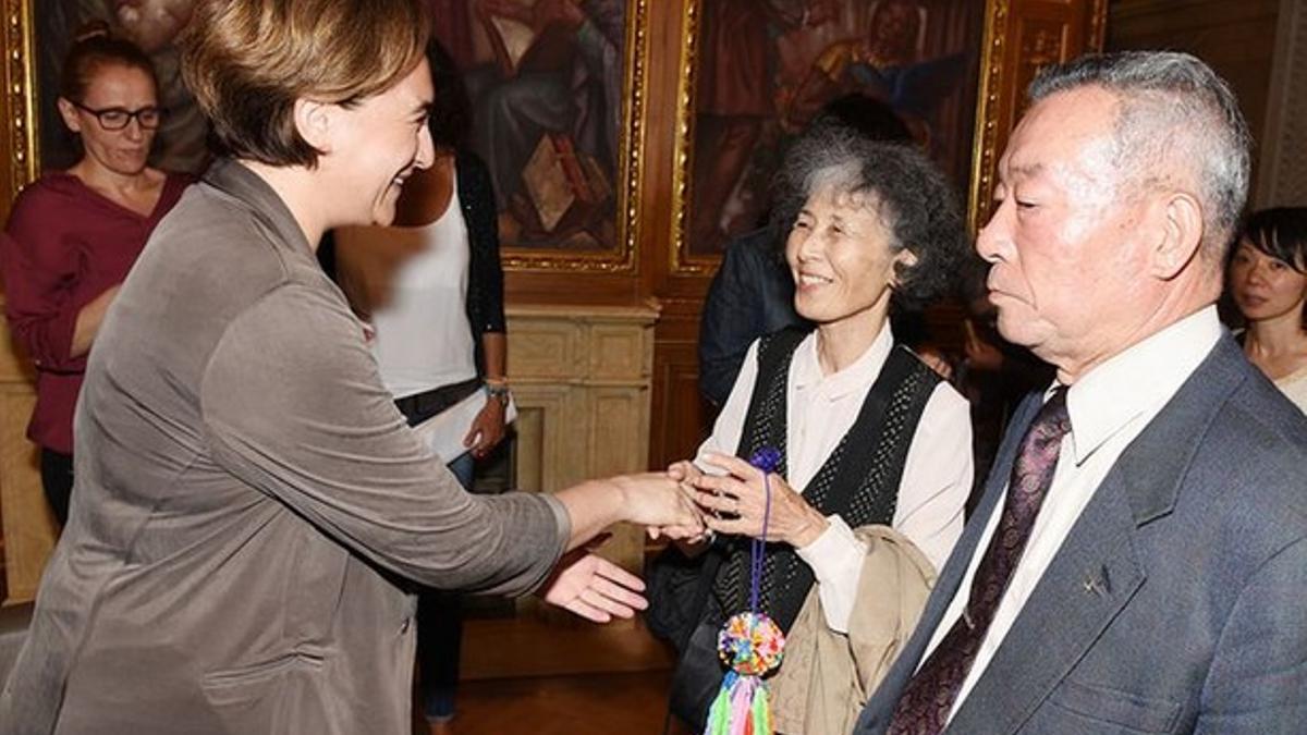 La alcaldesa Ada Colau recibiendo supervivientes de Hiroshima.