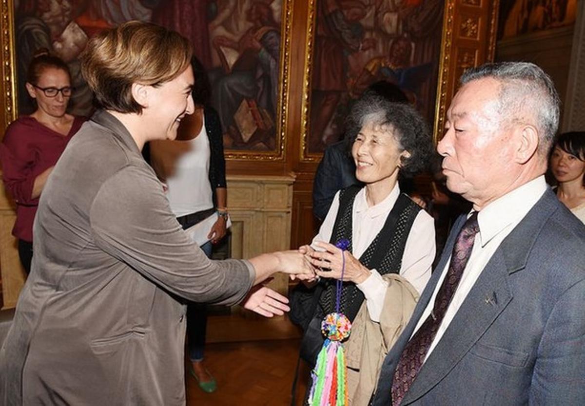 L’alcaldessa Ada Colau rep un grup de supervivents d’Hiroshima.