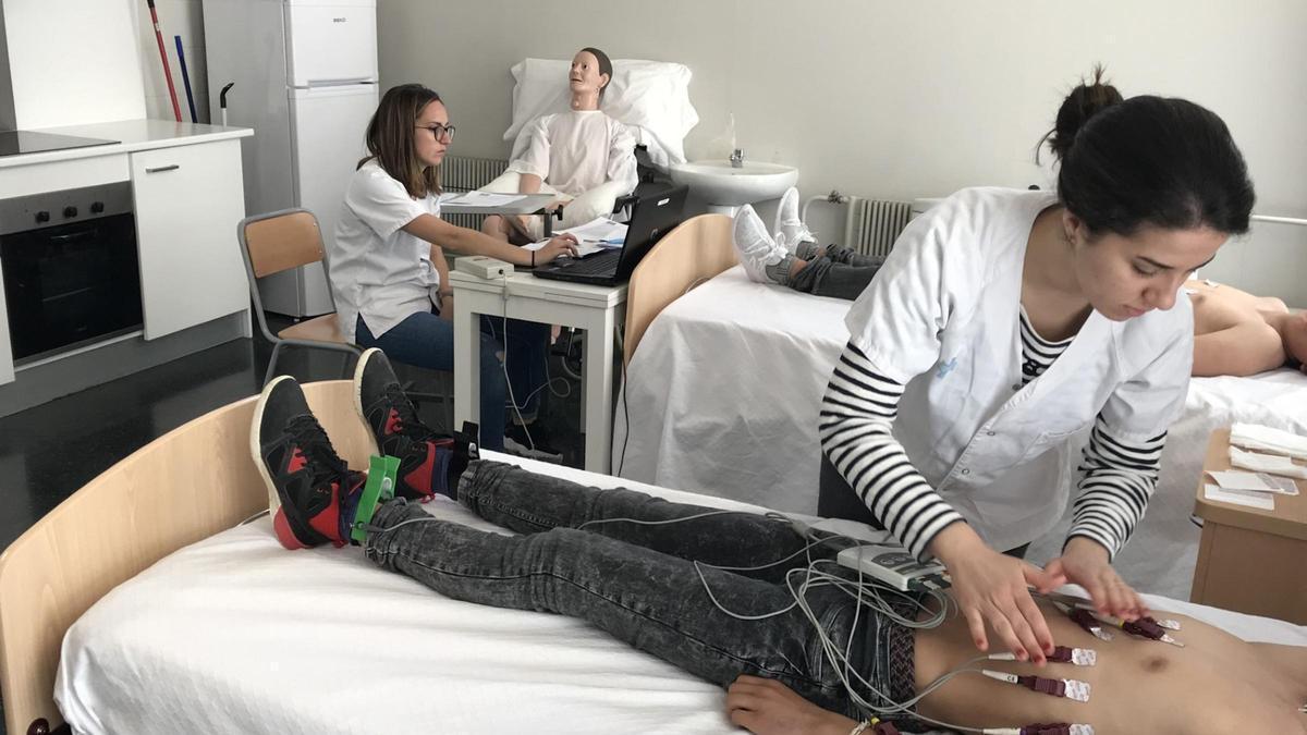 Alguns alumnes participant en un dels electrocardiogrames preventius.