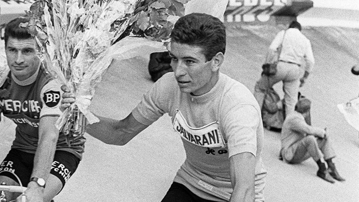 Gimondi celebrando su victoria en el Tour de 1965