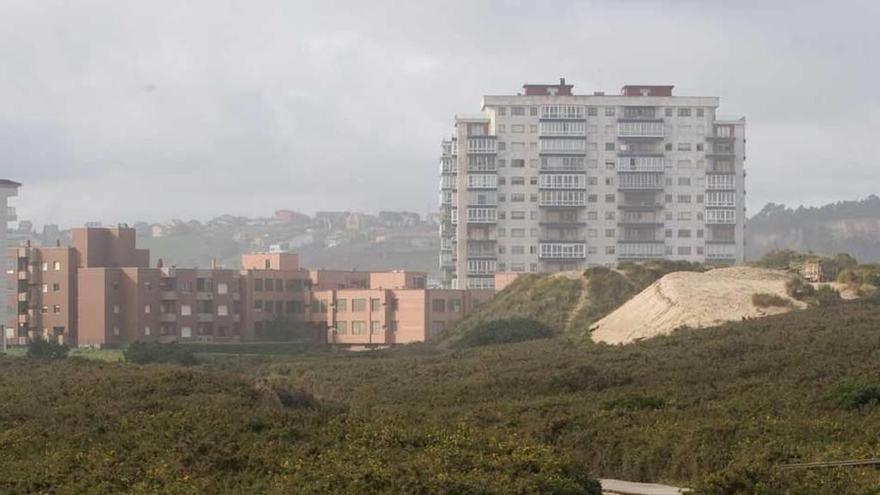 A la izquierda, parte de la finca susceptible de ser construida en el área dunar de El Espartal.