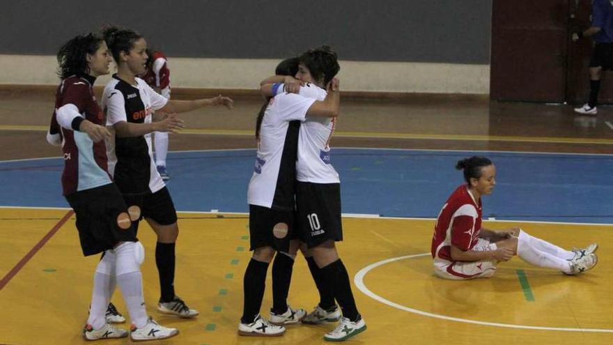 Las jugadoras del Ourense Envialia celebran uno de los tantos, ayer, en Os Remedios. // Jesús Regal