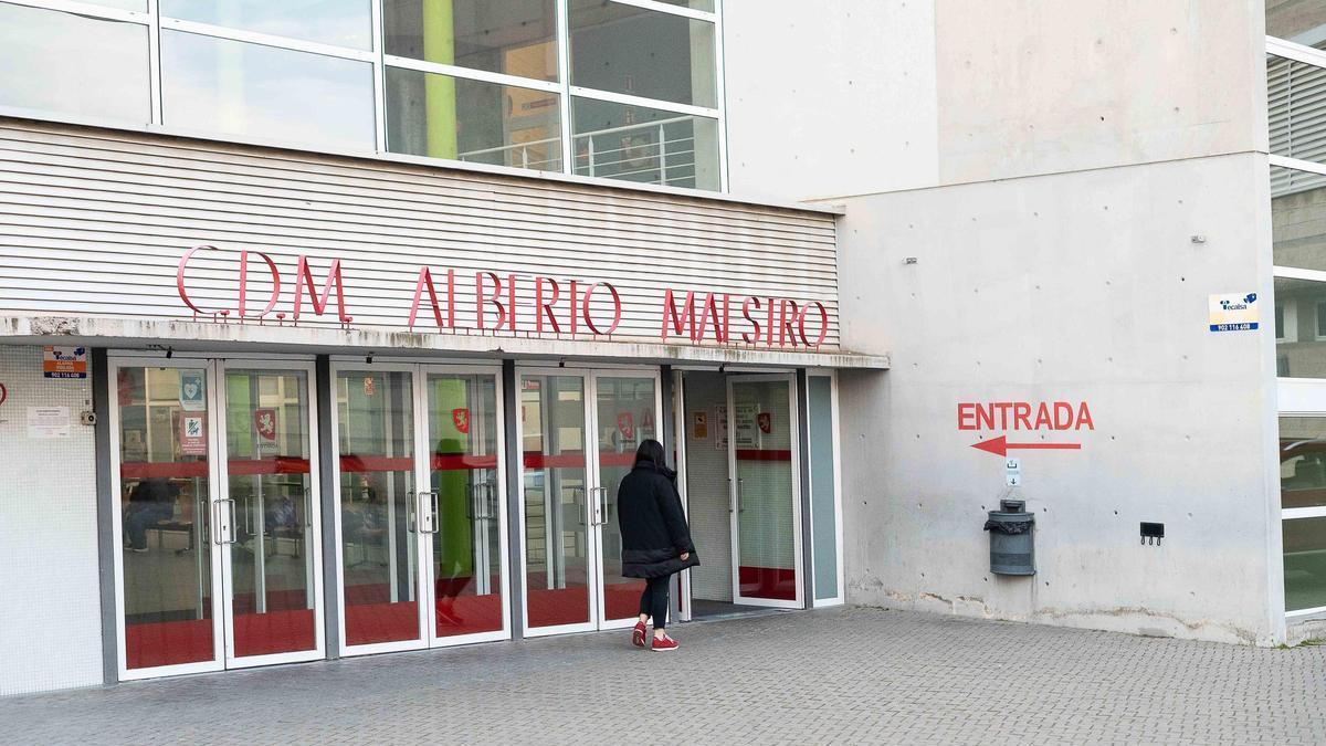 Entrada a las piscinas del Alberto Maestro en Zaragoza en una imagen de archivo.