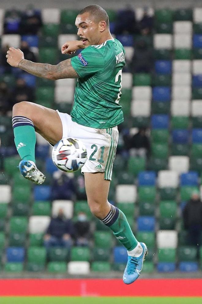 Josh Magennis controla el partido de la UEFA Nations League entre Irlanda del Norte y Rumanía en el Windsor Park en Belfast.