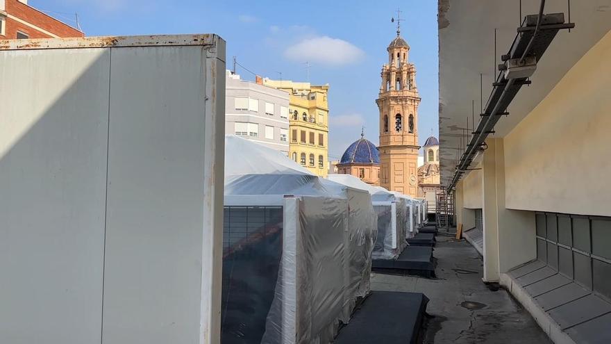 La colocación de los aparatos de aires acondicionados en el Mercat de Russafa esta mañana