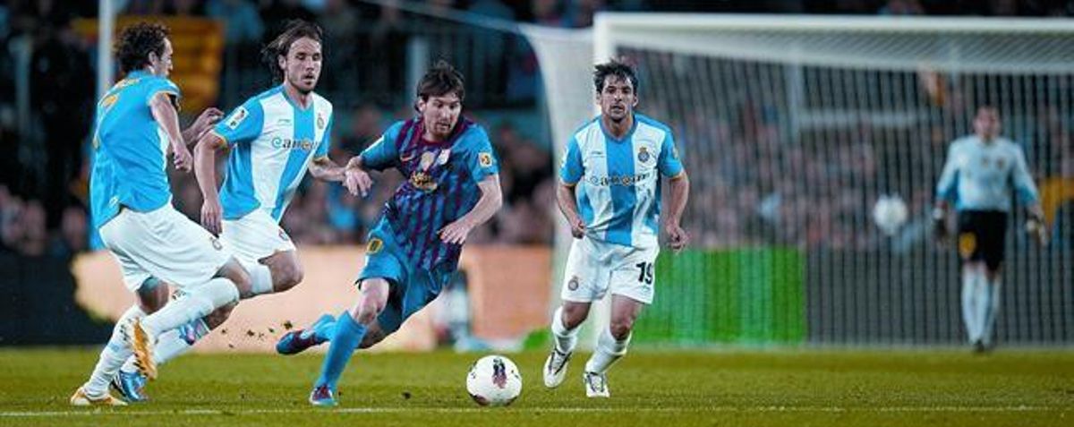 Messi s’escapa amb la pilota de Baena, Verdú i Víctor Sánchez, ahir a la nit.