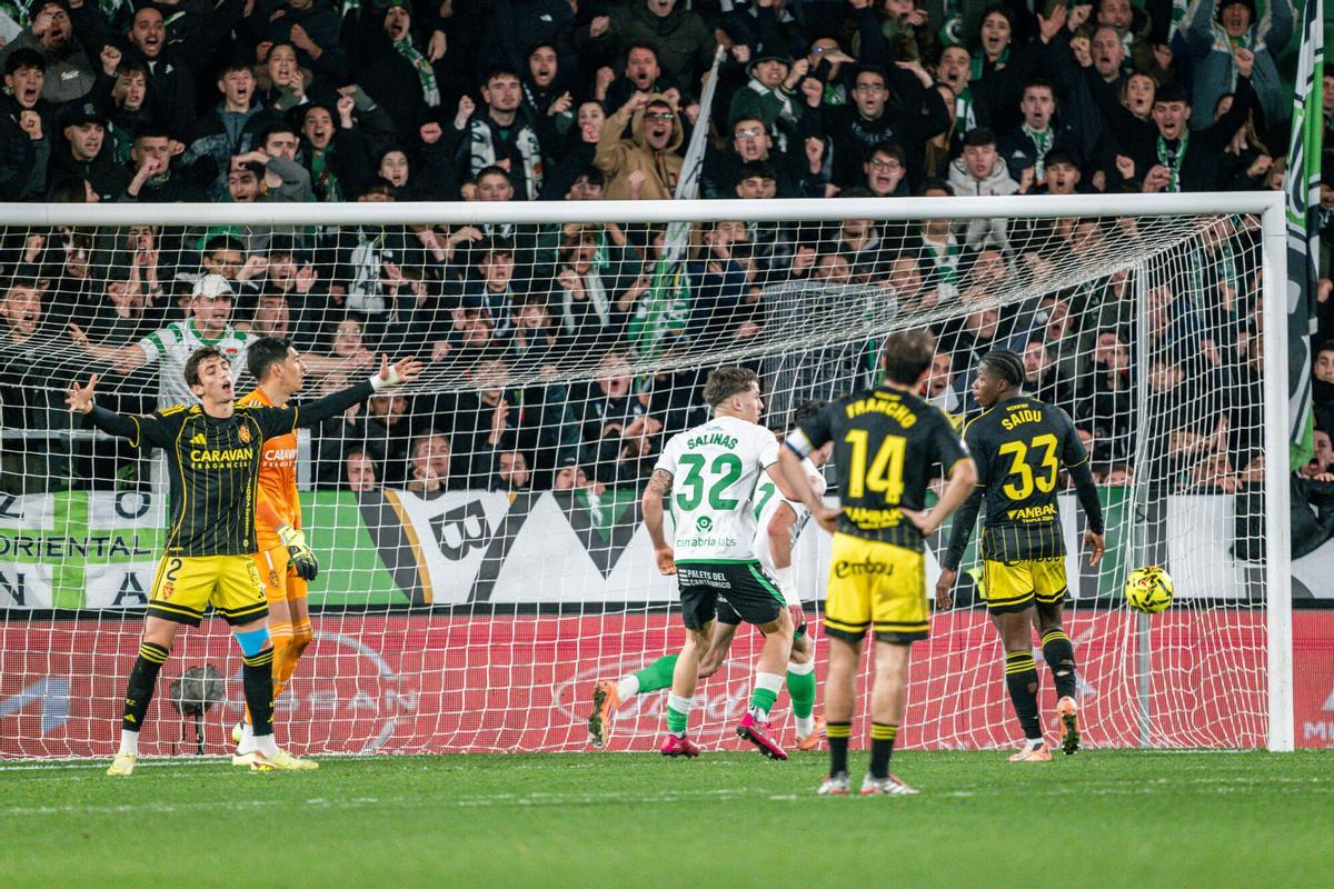 Manex Lozano marca el segundo gol del Racing frente al Real Zaragoza en El Sardinero.