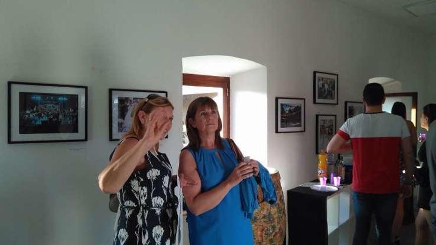 Dos mujeres durante la inauguración de la galería.