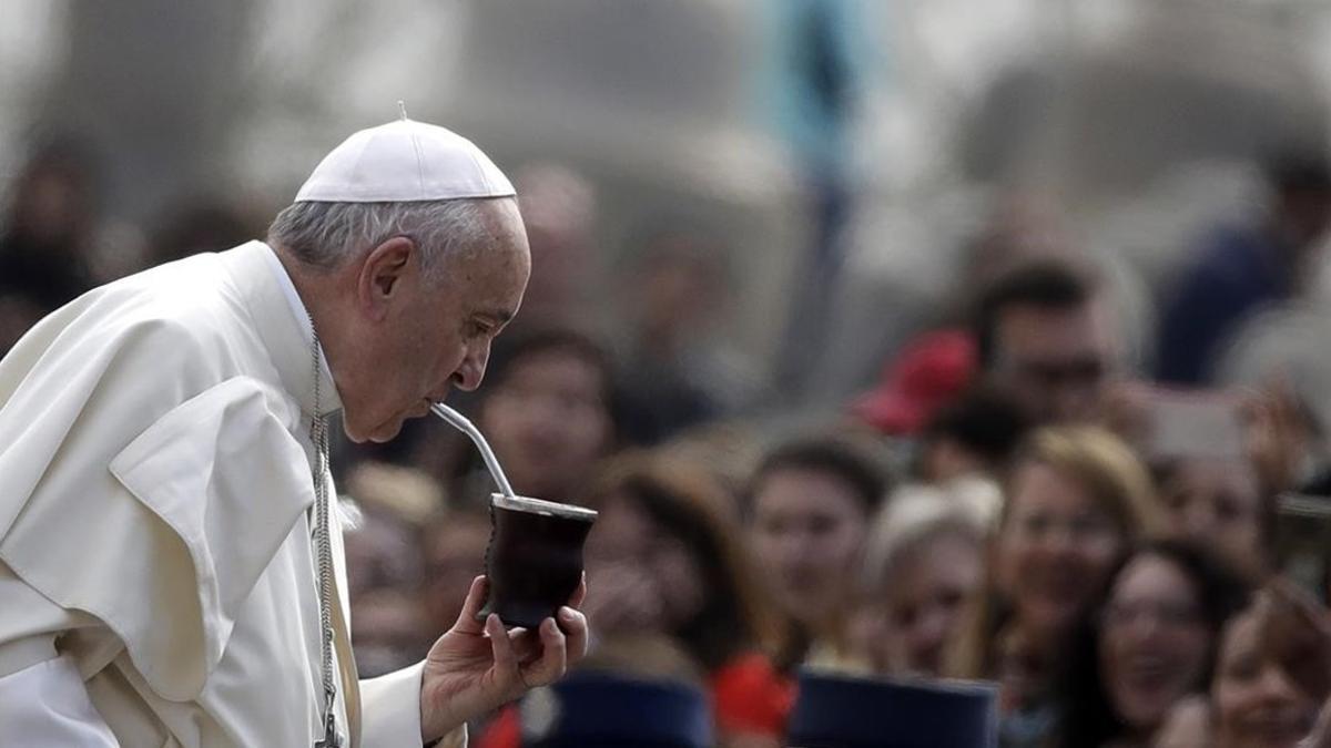 El papa bebe mate a su llegada a la plaza de San Pedro de El Vaticano, este miércoles.