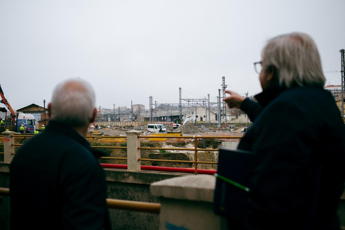 Dos miembros de la Plataforma que aboga por soterrar las vías muestran las obras de un nuevo paso subterráneo. 