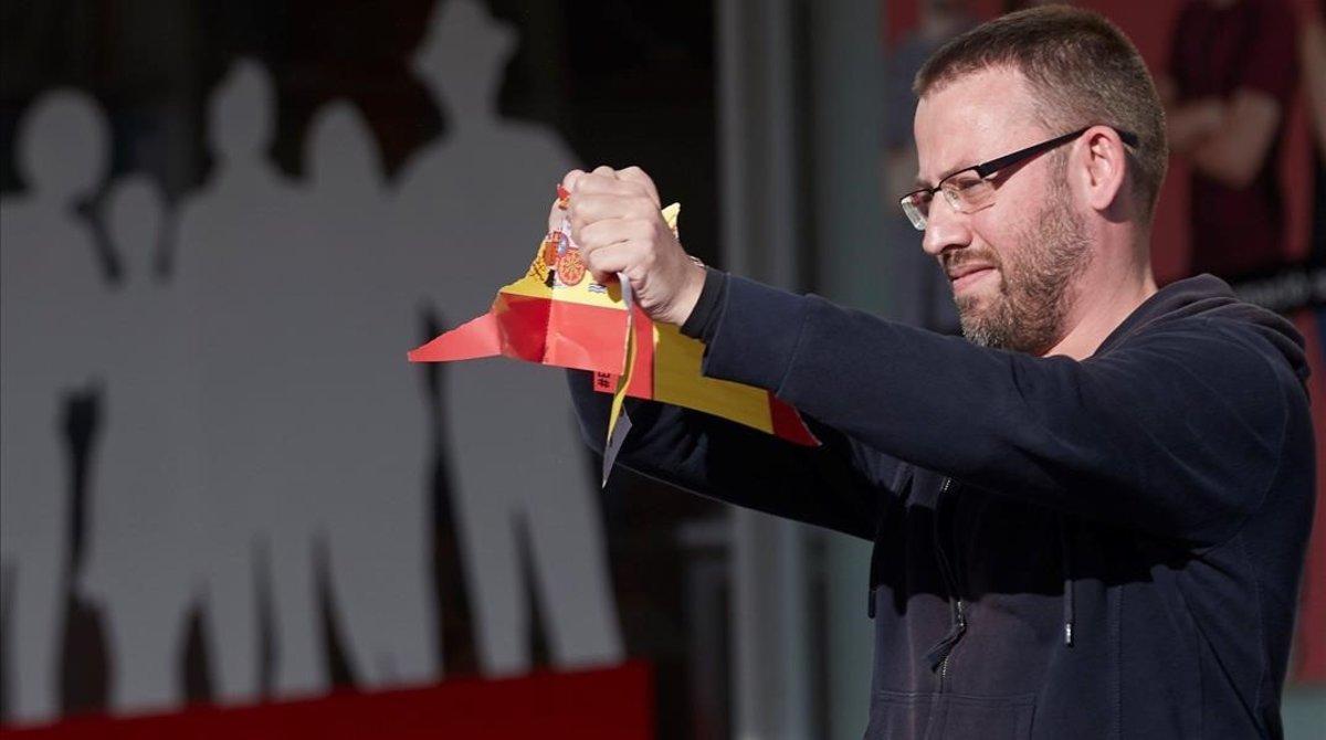 El diputado de la Cup Vidal Aragones rompe una bandera en la UAB durante un acto antifacista en la universidad. El diputado de la Cup Vidal Aragones rompe una bandera en la UAB durante un acto antifacista en la universidad.