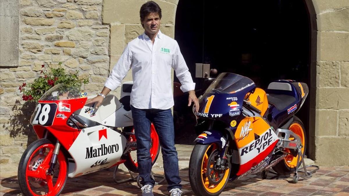 Àlex Crivillé, junto a las dos motos con las que fue campeón del mundo