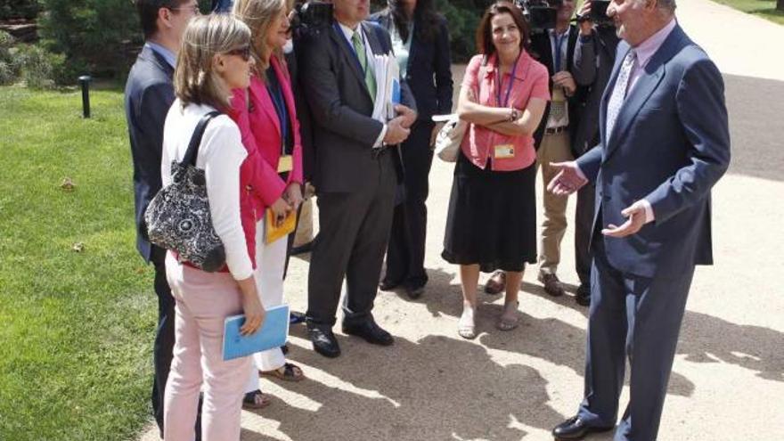 Don Juan Carlos comenta su estado de salud con la prensa, ayer, en el Palacio de la Zarzuela.
