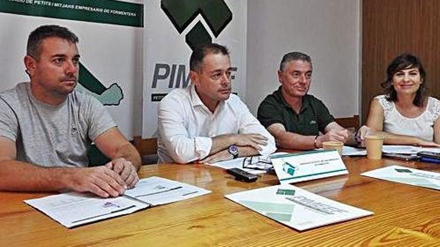 La directiva de la Pimef, con Pep Mayans en el centro, presenta los resultados de la encuesta sobre la temporada de 2019.