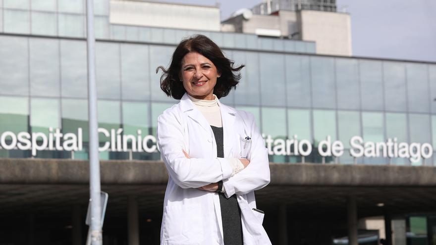 La doctora Mar Calvo Malvar, delante del CHUS.