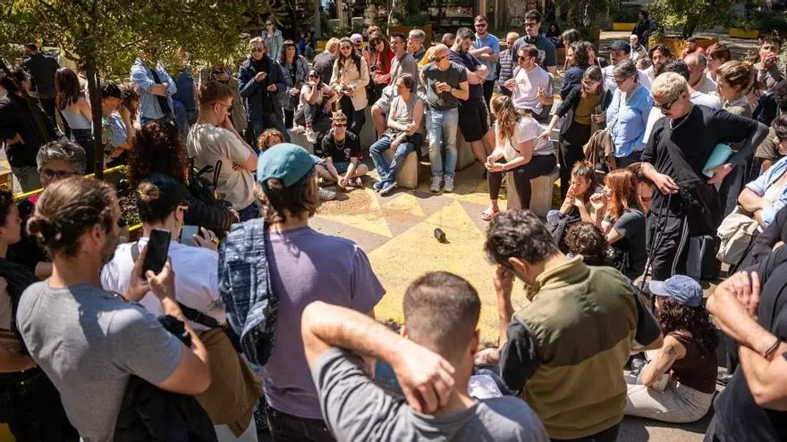 Miles de barceloneses vuelven a salir a la calle a escuchar la radio en grupo tras el éxito del apagón