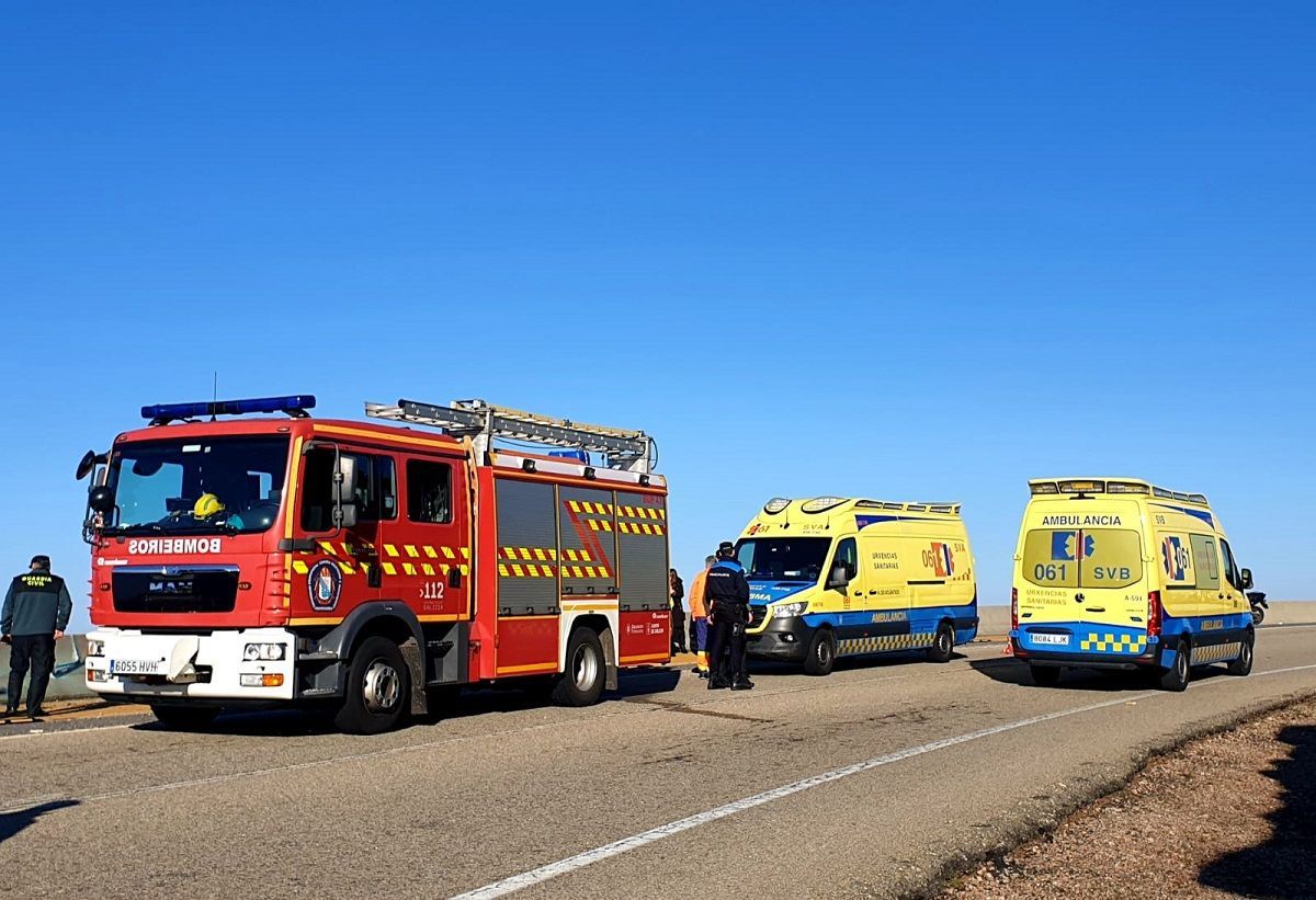 Cuatro heridos tras volcar un bus que quedó 'colgado' en las rocas de cabo Silleiro