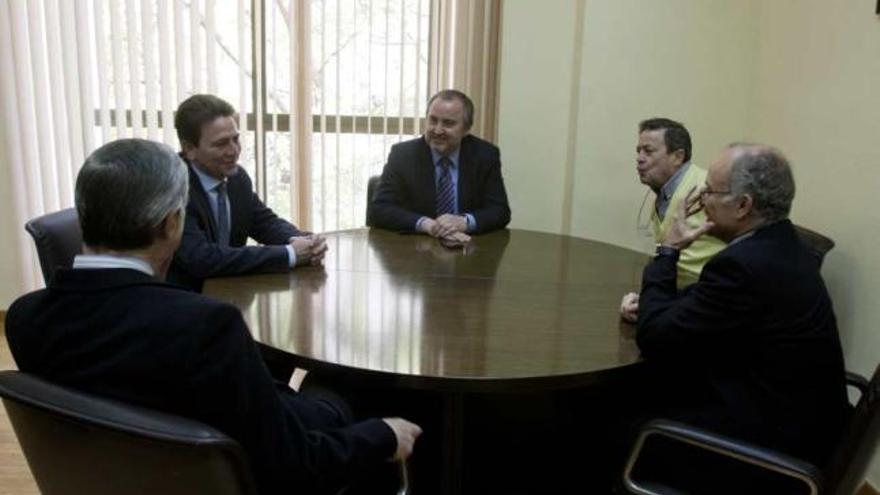 El conseller, en el centro, junto al juez decano, al fiscal jefe y el presidente de la Audiencia en una foto de archivo.