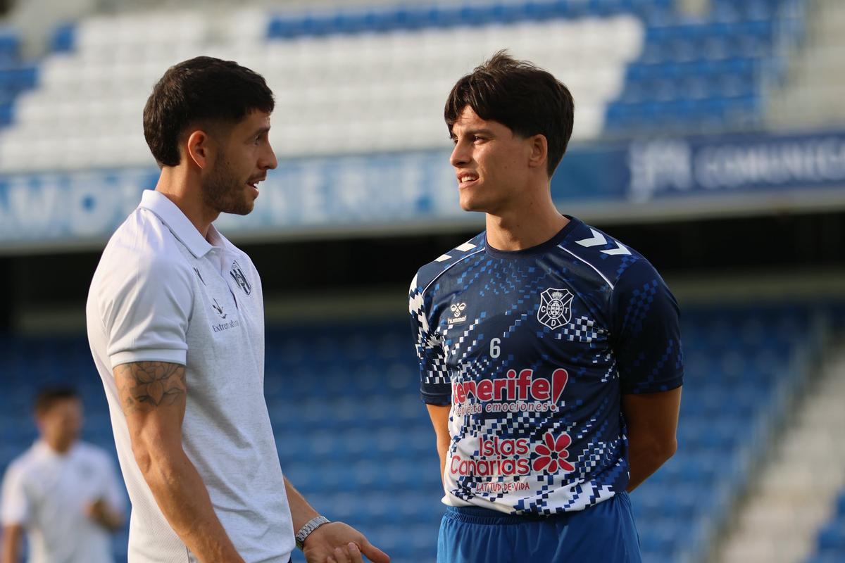 Juanjo habla con un compañero en el cruce del Heliodoro.