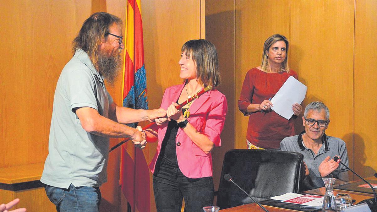 Anna Massot, rebent la vara d’alcaldessa durant al ple de Castelló d’Empúries.