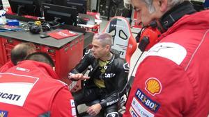 Álvaro Bautista conversa con el equipo de pruebas de Ducati MotoGP ante la presencia del ingeniero Gigi Dall’Igna.