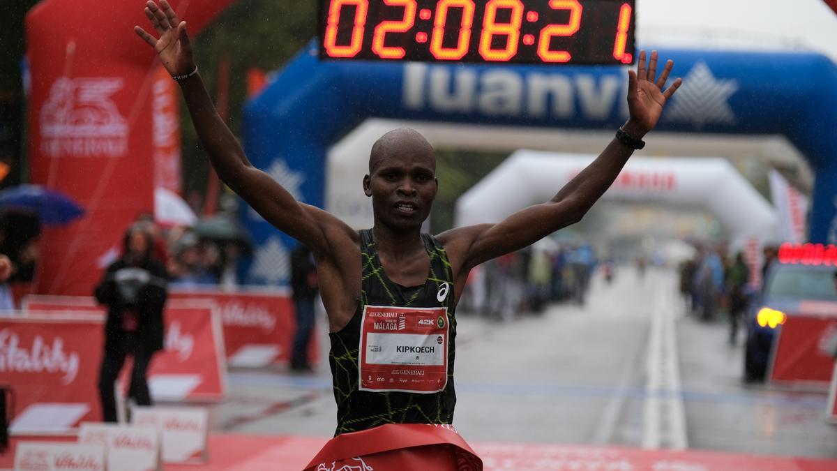 El atleta keniano Barnaba Kipkoech celebra su victoria en la XII Generali Maratón de Málaga. Más fotos, en la galería