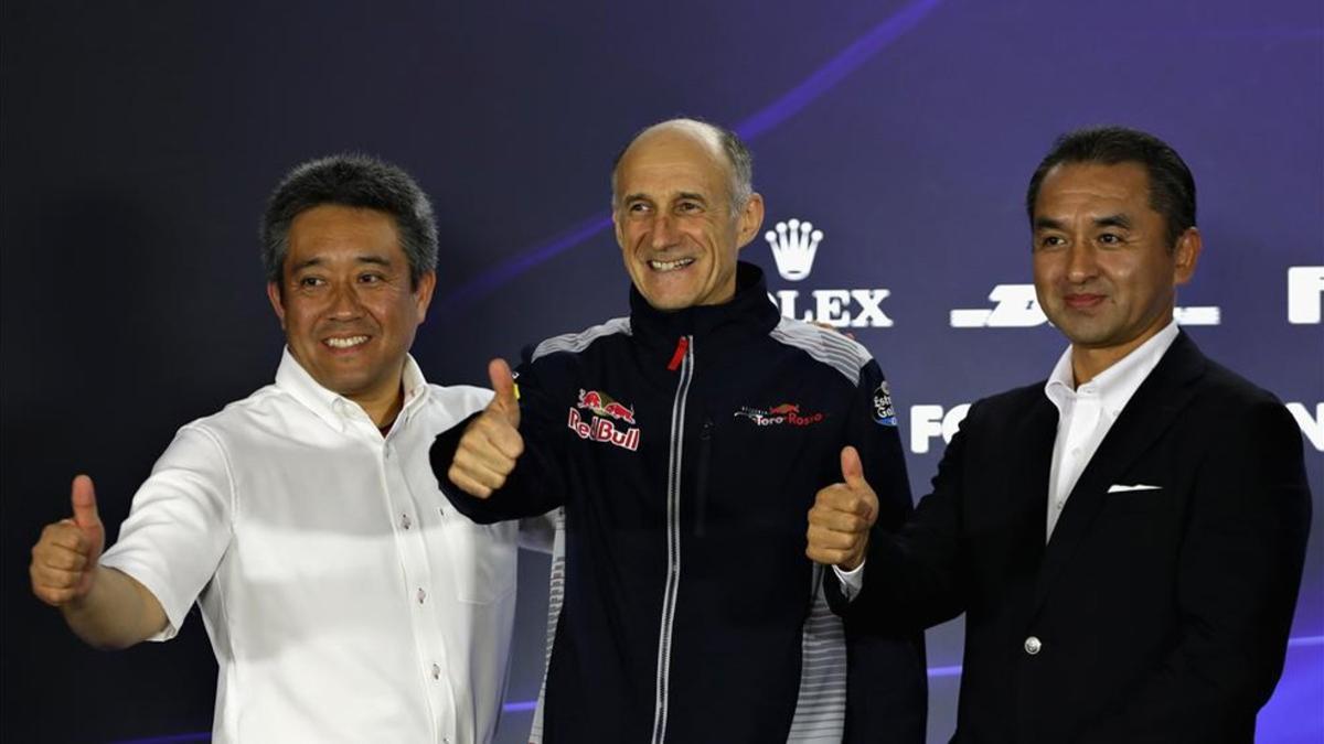 Yamamoto (de blanco), junto a Tost (Toro Rosso) y Moriyama