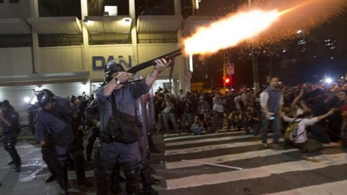 Un policía militar dispara su arma durante la protesta en Sao Paulo, este jueves.