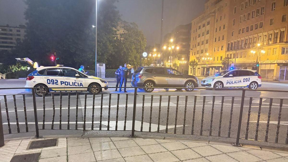 Los agentes con el vehículo.