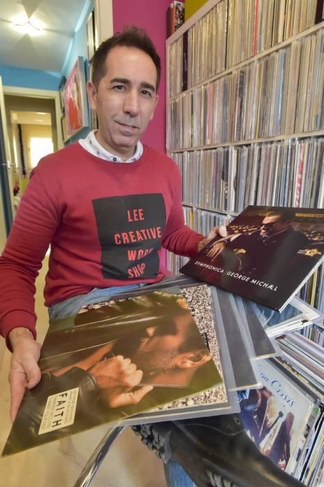 Juan Carlos Santomé con su colección de discos ...
