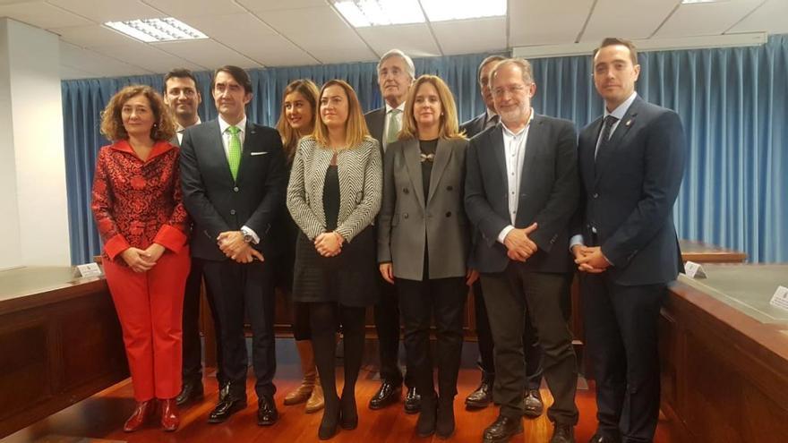 Foto de familia tras la firma del convenio del regeneración de áreas urbanas en Castilla y León.