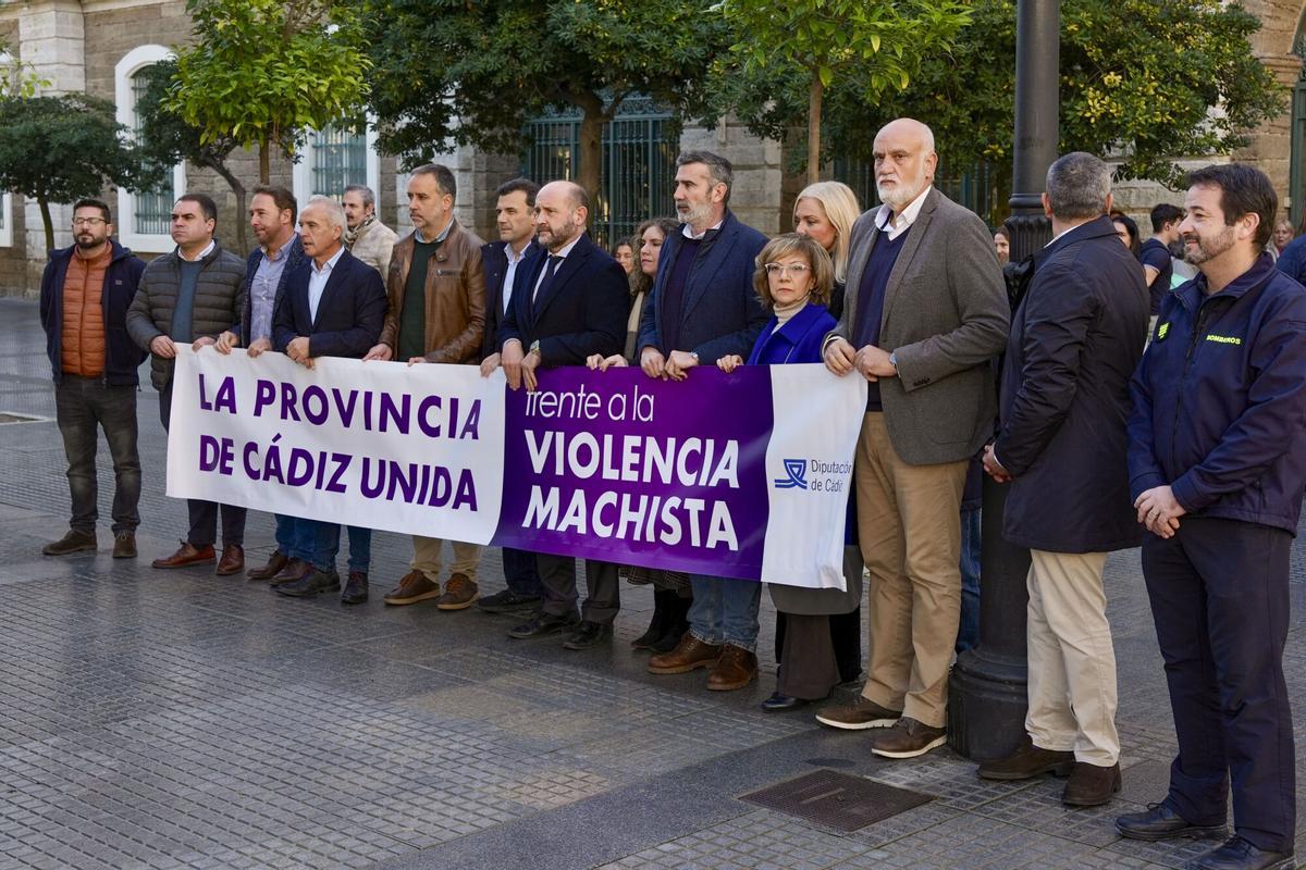 La Diputación Provincial de Cádiz ha mantenido este lunes un minuto de silencio para expresar su repulsa por el asesinato de una mujer de 58 años en la localidad gaditana de Olvera