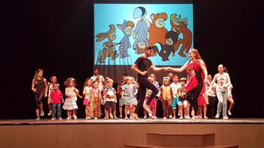 Coros y Danzas festeja el fin de curso con una gala en el García Lorca