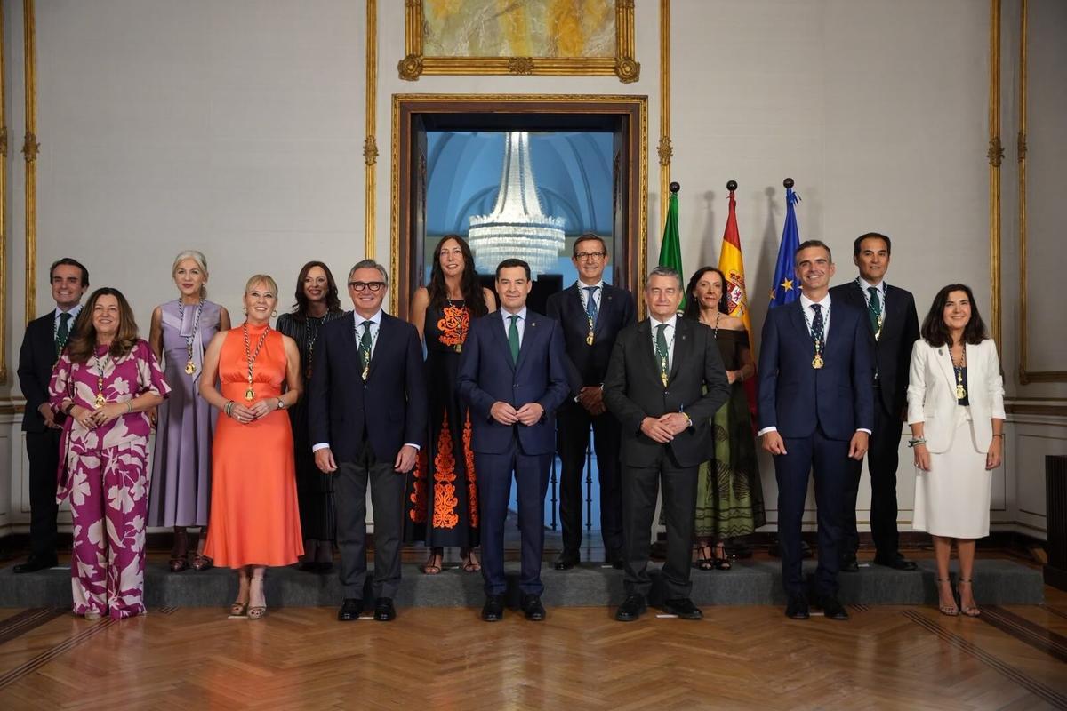 15/07/2026 Pleno de juramentos de los nuevos consejeros y sin sobresaltos en la fórmula de la toma de posesión en San Telmo . Los trece consejeros que conforman el nuevo Gobierno de Juanma Moreno para los próximos cuatro años han jurado sus cargos en un acto oficial y protocolario celebrado este miércoles en el Palacio de San Telmo después de que el pasado viernes tomaran posesión de manera telemática y en privado como consecuencia del incendio de Los Gallardos (Almería), que ha dejado trece víctimas mortales. POLITICA MARIA JOSE LOPEZ / EUROPA PRESS