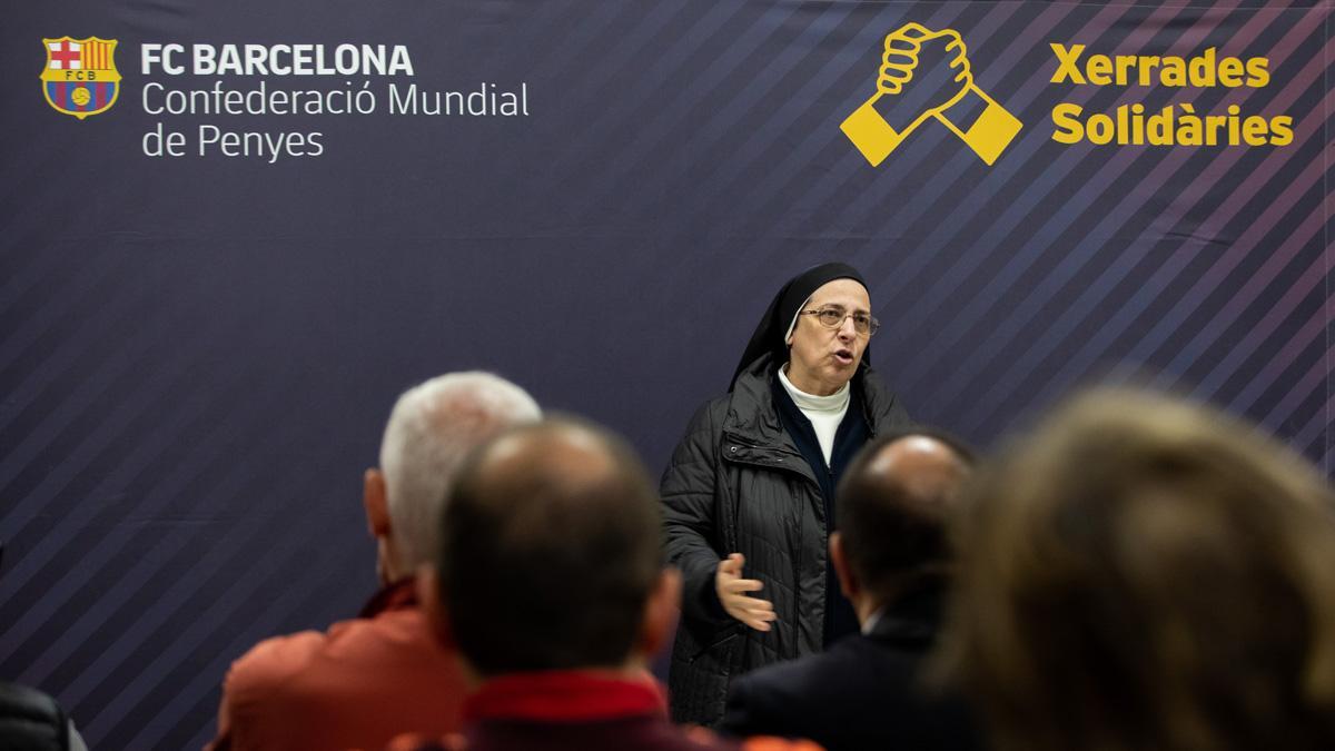 Sor Lucía Caram en una de sus visitas a las peñas explicando el proyecto Invulnerables