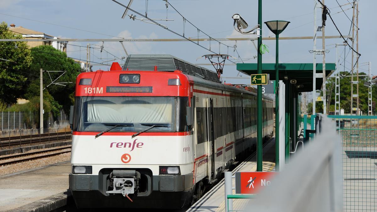 Tren de Cercanías en la estación de Villarrubia.