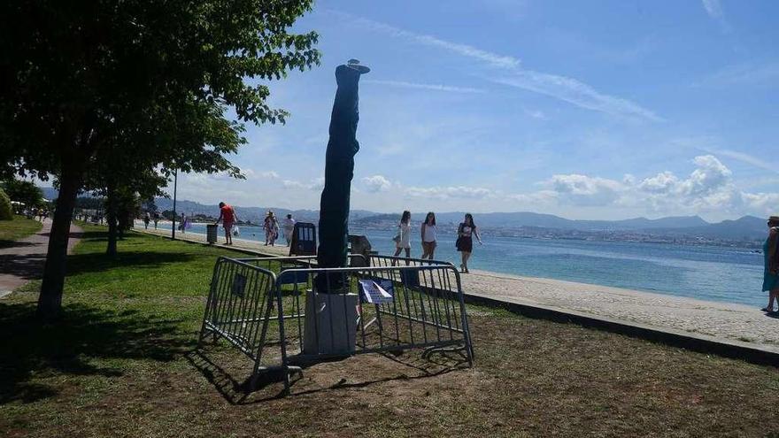 Operarios municipales instalaron ayer la primera de las cuatro esculturas previstas en Rodeira. // G.Núñez