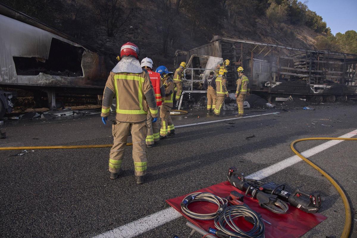 Imatges de l'accident entre dos camions a l'Eix Transversal, a l'alçada de Santa Coloma de Farners Imatges de l'accident entre dos camions a l'Eix Transversal, a l'alçada de Santa Coloma de Farners
