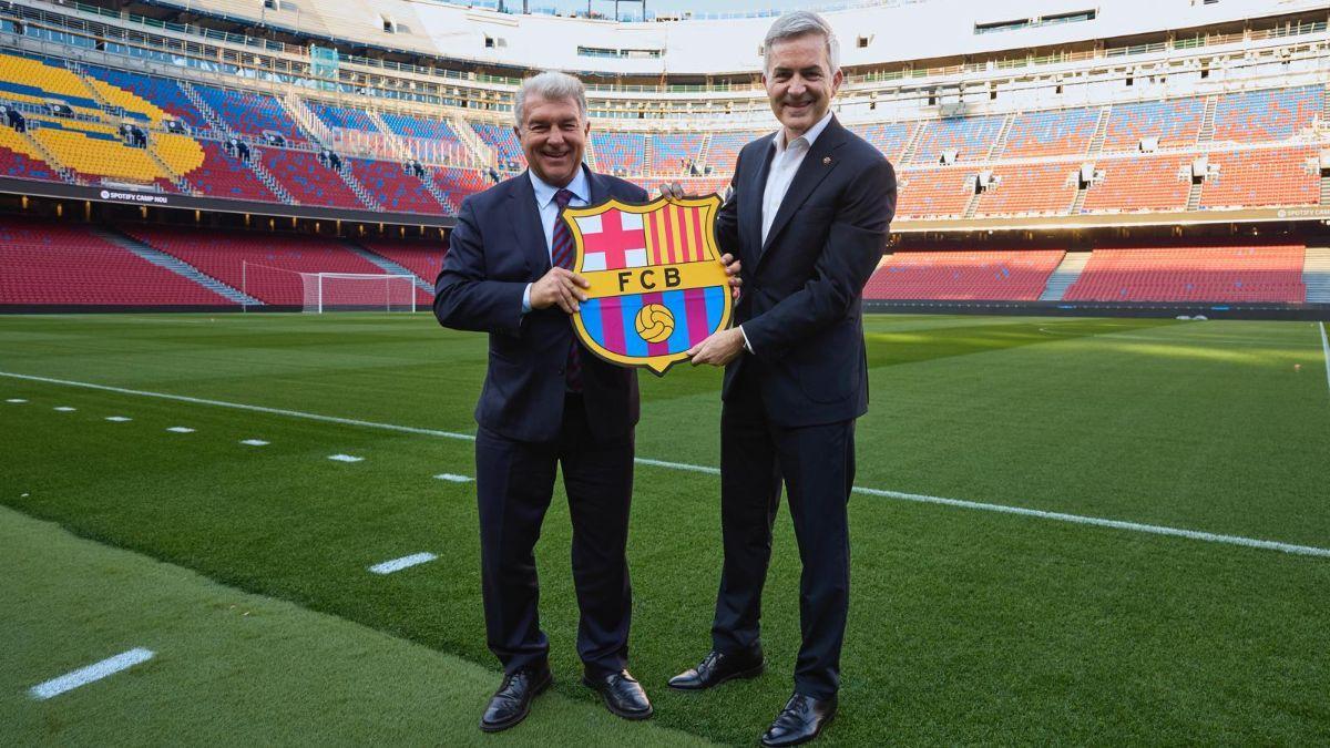 Joan Laporta y Víctor Font posaron para SPORT con el escudo del Barça en el Spotify Camp Nou