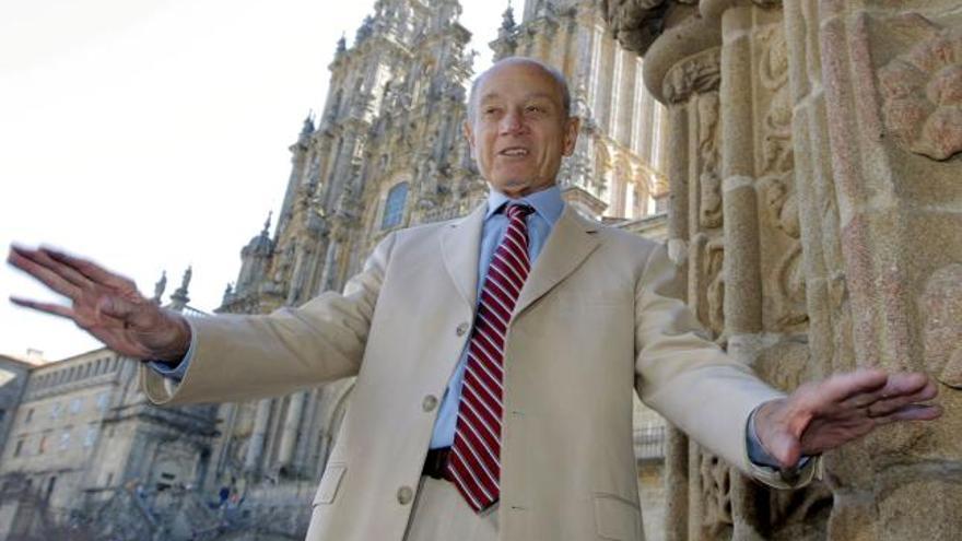 El Premio Nobel de Física, James Cronin, posa ante la catedral momentos antes de la conferencia que ha ofrecido en la Universidad de Santiago de Compostela.