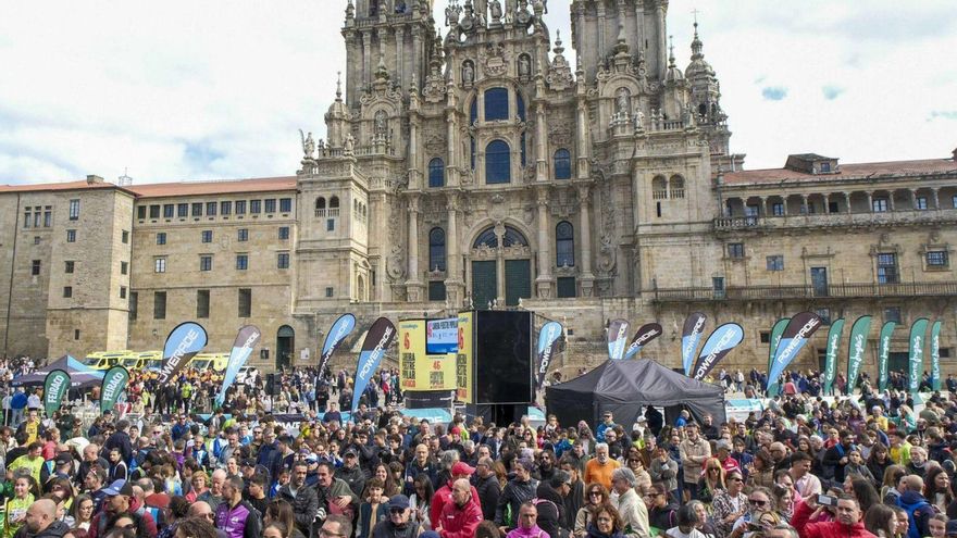 Expectación en los aledaños de la Catedral en la previa de la carrera Pedestre 2025. |  Jesús Prieto